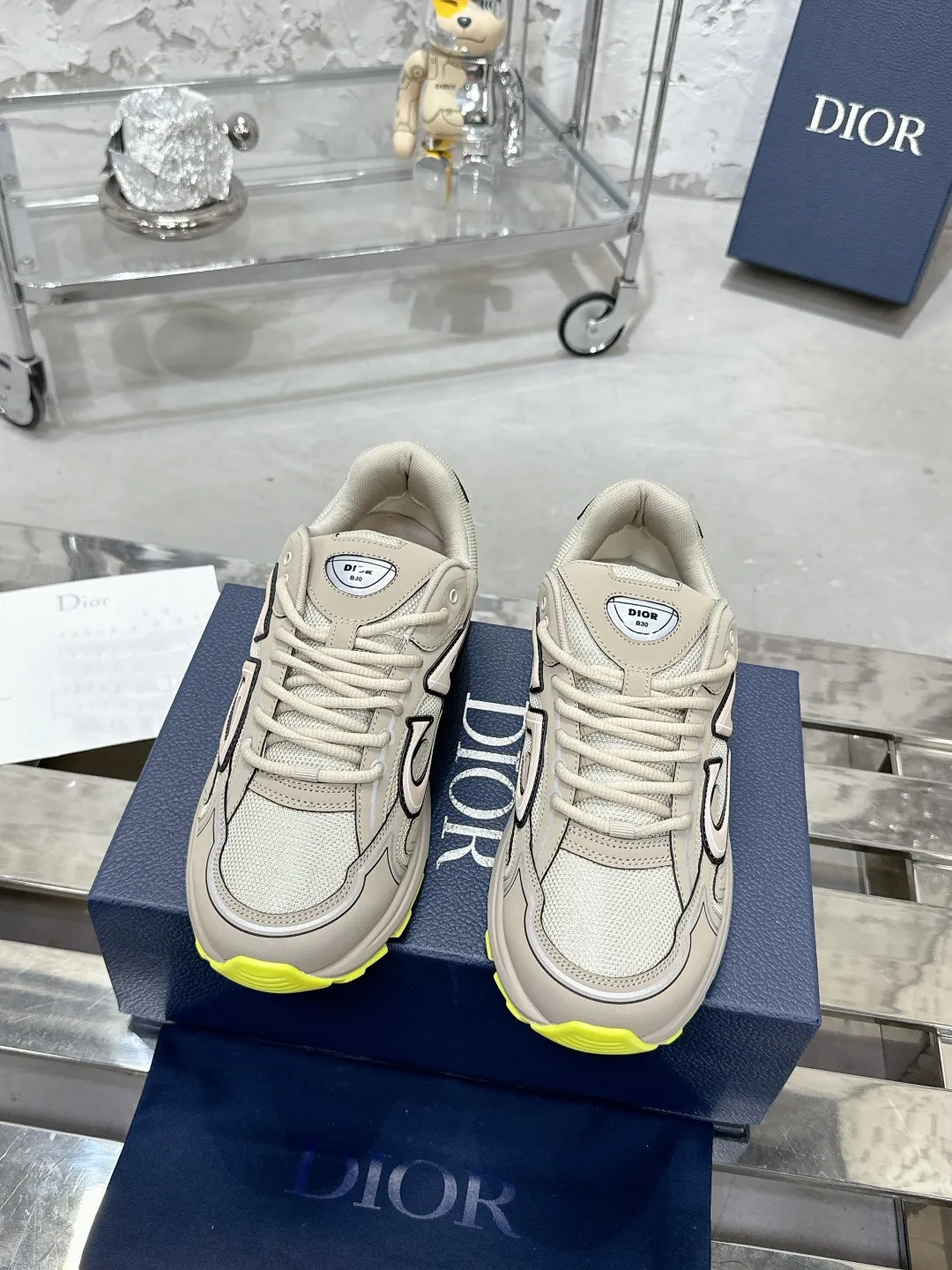 Men's men's shoes 💰600❤️❤️❤️High version Dior Dior's latest color matching B30 series reflective dad sneakers original 17380💰 purchased for development and production Brand new B30 sneakers Dad Shoes style shoes that follow the trend of the retro market The Dior logo on the tongue also indicates that this pair of shoes is the B30 model! B30 uses fine-textured leather and mesh cloth materials to form a shoe body. There are conspicuous letters CD on both sides of the shoe body to indicate identity. Many lines on the shoe body outline details to make the shoes look less monotonous and full of retro flavor. The delivery counter is exquisitely packaged🛍📦 ▪️Fabric: Original customized technical fabric + mesh ▪️Inner lining: Customized breathable lining ▪️Outsole: Original molded IP foam + TPU outsole ▪️Sole thickness: 3.5CM ▪️Size: Women’s size 35-40 / Men’s size 39-46